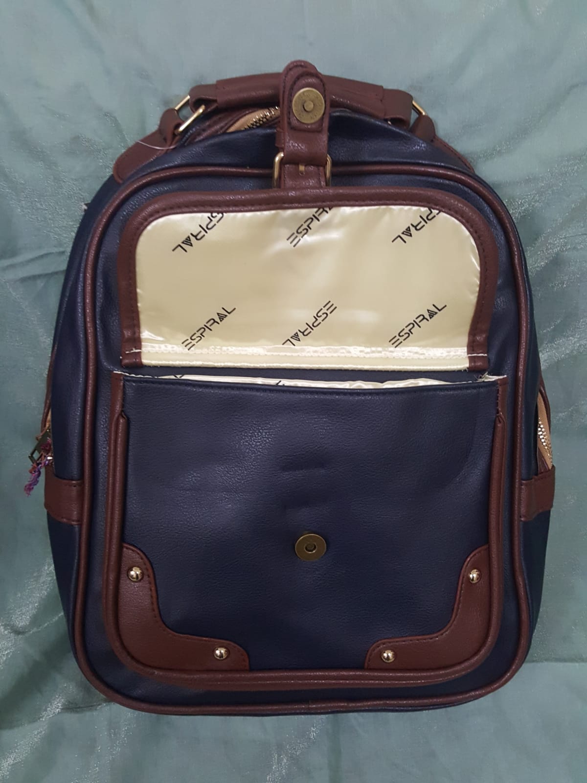 Unisex good quality backpack with 2 zips and front pocket